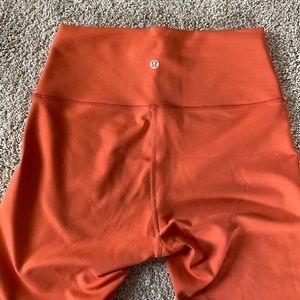 Lululemon waunder under train